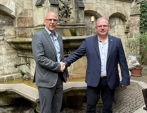 Marko Müller und der neue Präsident Stephan Schmidt schütteln sich die Hände